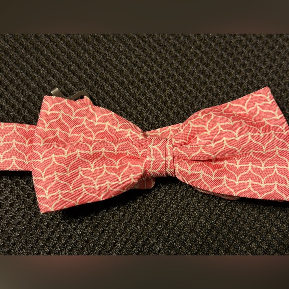Vineyard Vines Pink Patterned Bow Tie 100% silk